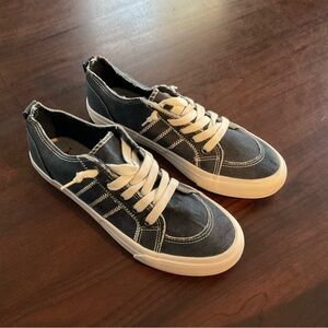 Jellypop Kory Shoes Denim Blue and White Womens Size 9.5M￼ comfort fit Sneaker